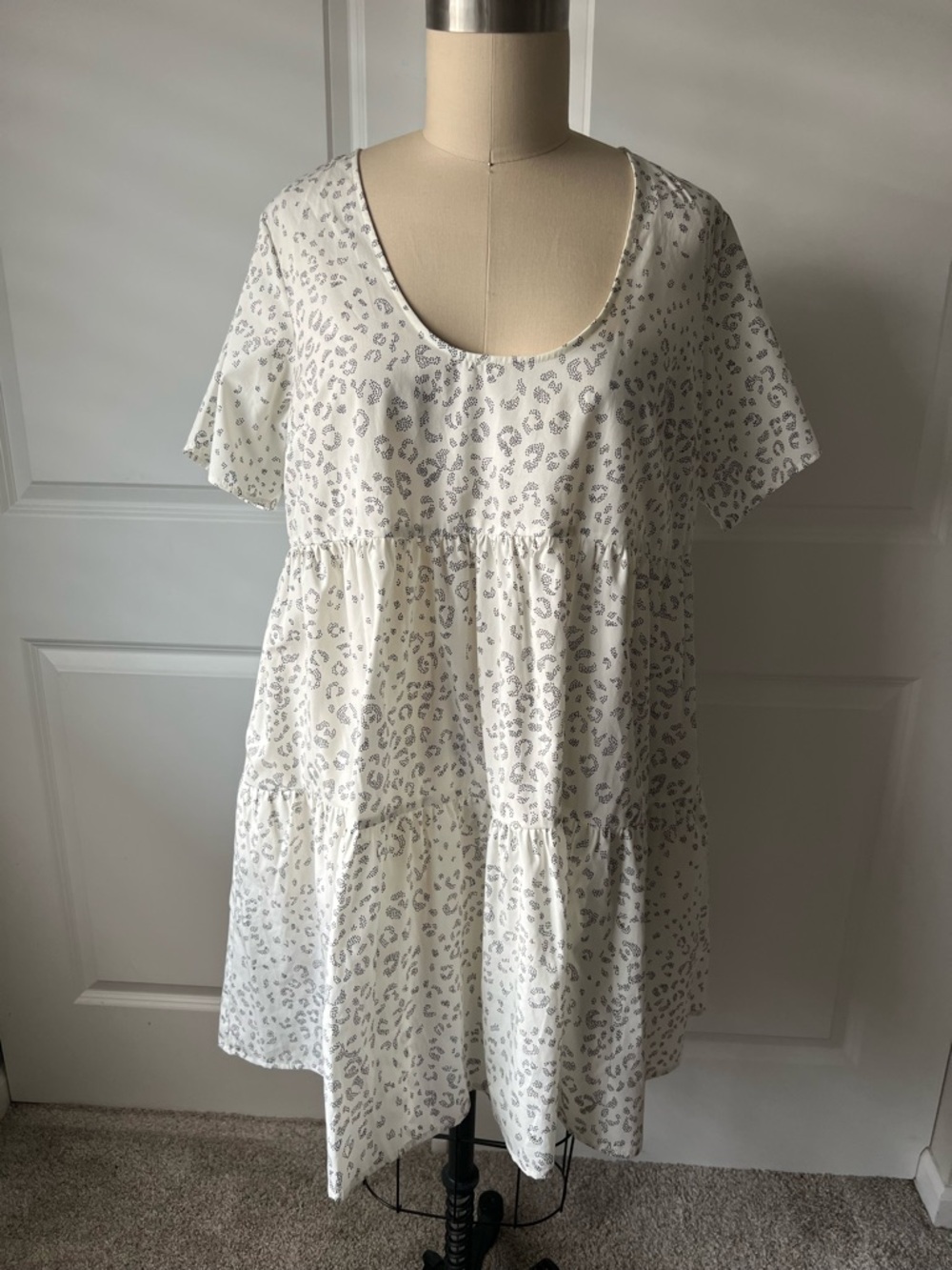White Tiered Short Sleeve Trapeze Dress with Light Gray Print